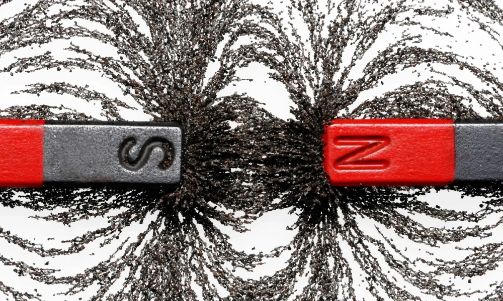 Thí nghiệm từ phổ sắt quanh nam châm thực tế cho học sinh