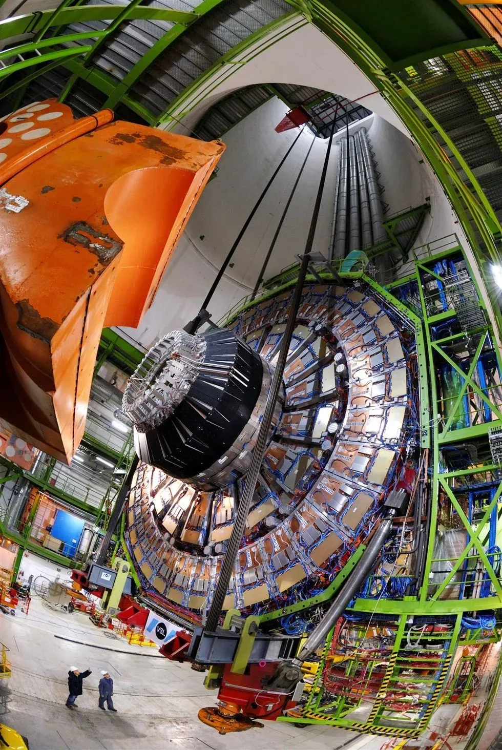 Nam châm siêu dẫn máy gia tốc hạt Large Hadron Collider màu xanh đặc trưng